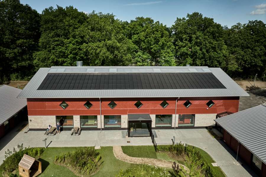 Dänemarks erster CO₂-neutraler Kindergarten, mit Stahlprofilen verkleidet, Børnehuset Grønnegården, Transformervej 3, 2860 Søborg